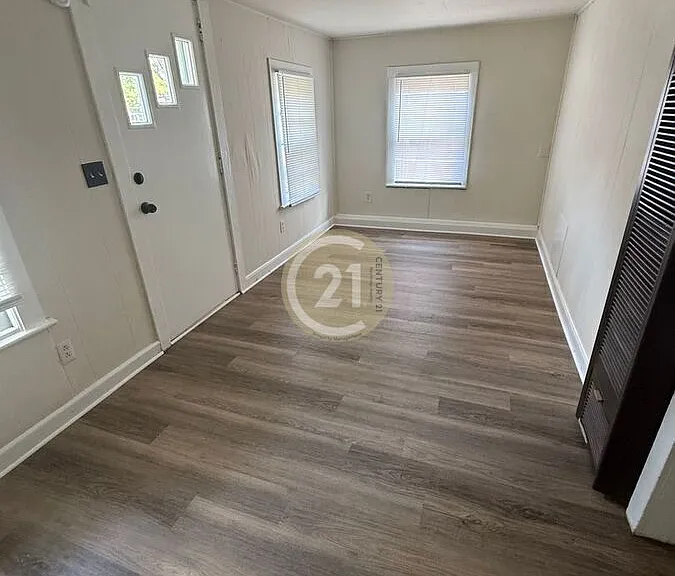 8524 Chapin St — Photo 2