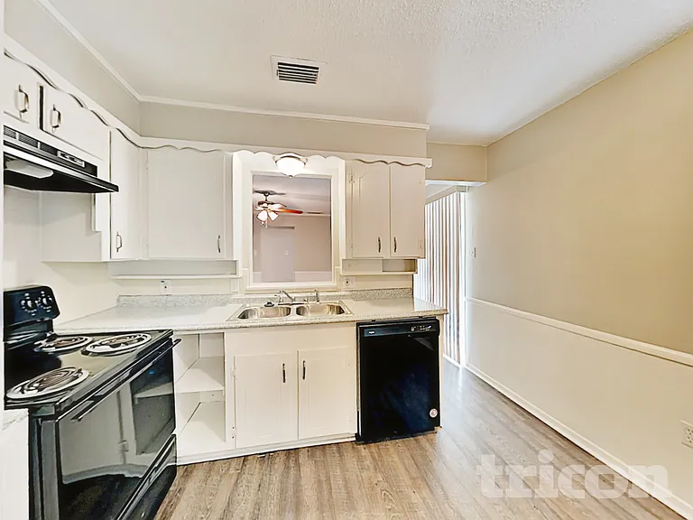 429 W Ferndale Ln — Photo 4