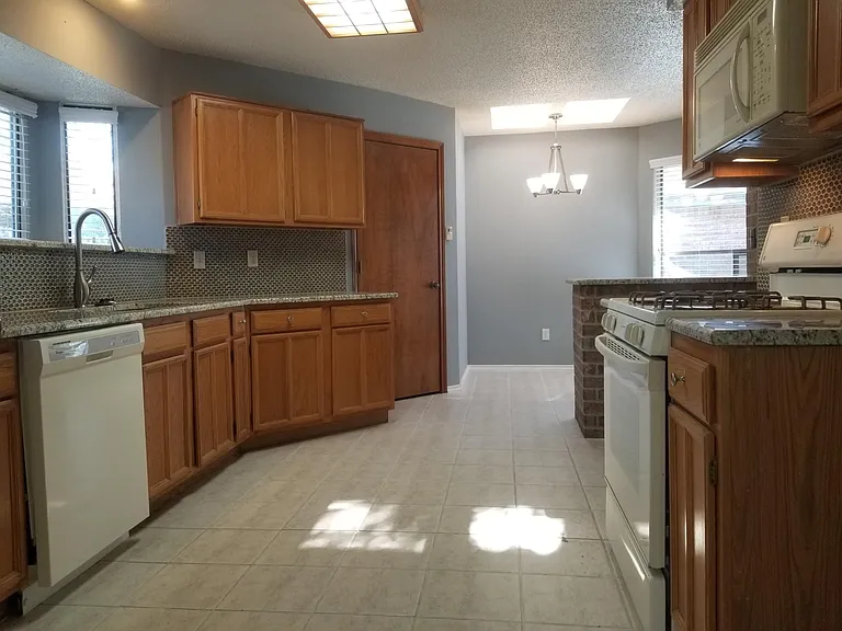 2104 Stein Way — Photo 4