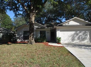 947 Long Lake Dr, Jacksonville, FL 32225