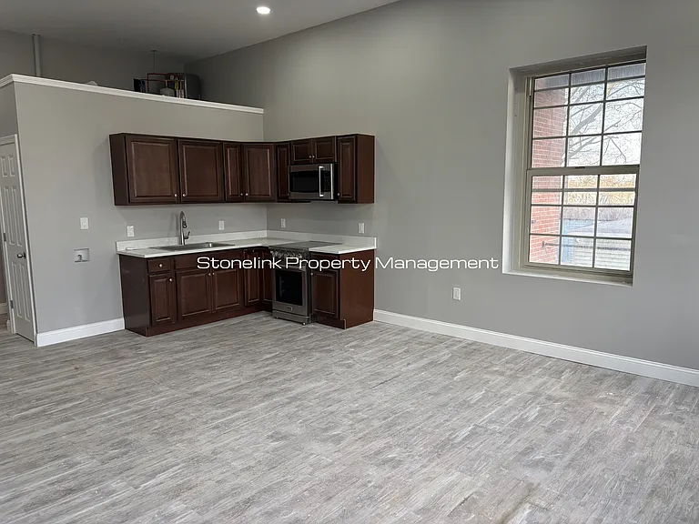 387 Broad St — Photo 3