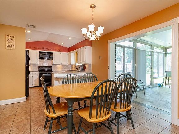 Dining area/kitchen
