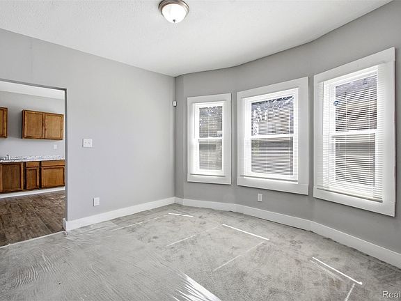 4th image of 3010 Montclair St