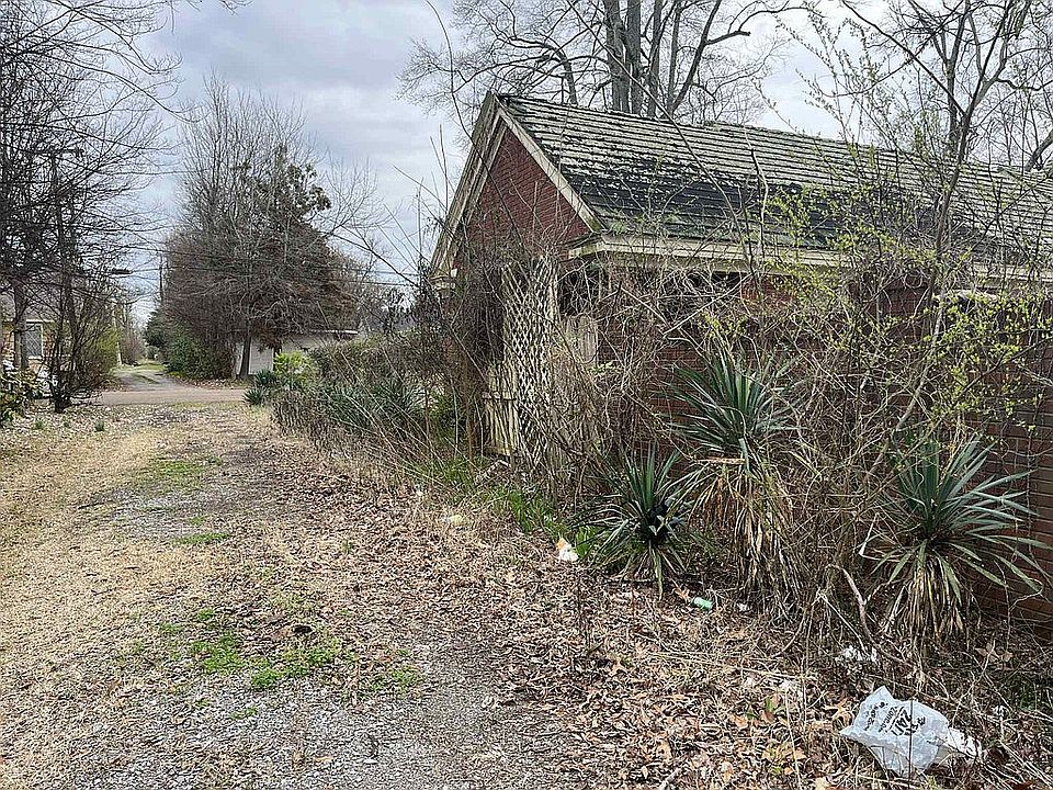 7th image of 607 W 2nd St