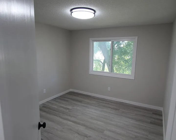 36 Plex - Village Green Apartments — Photo 28