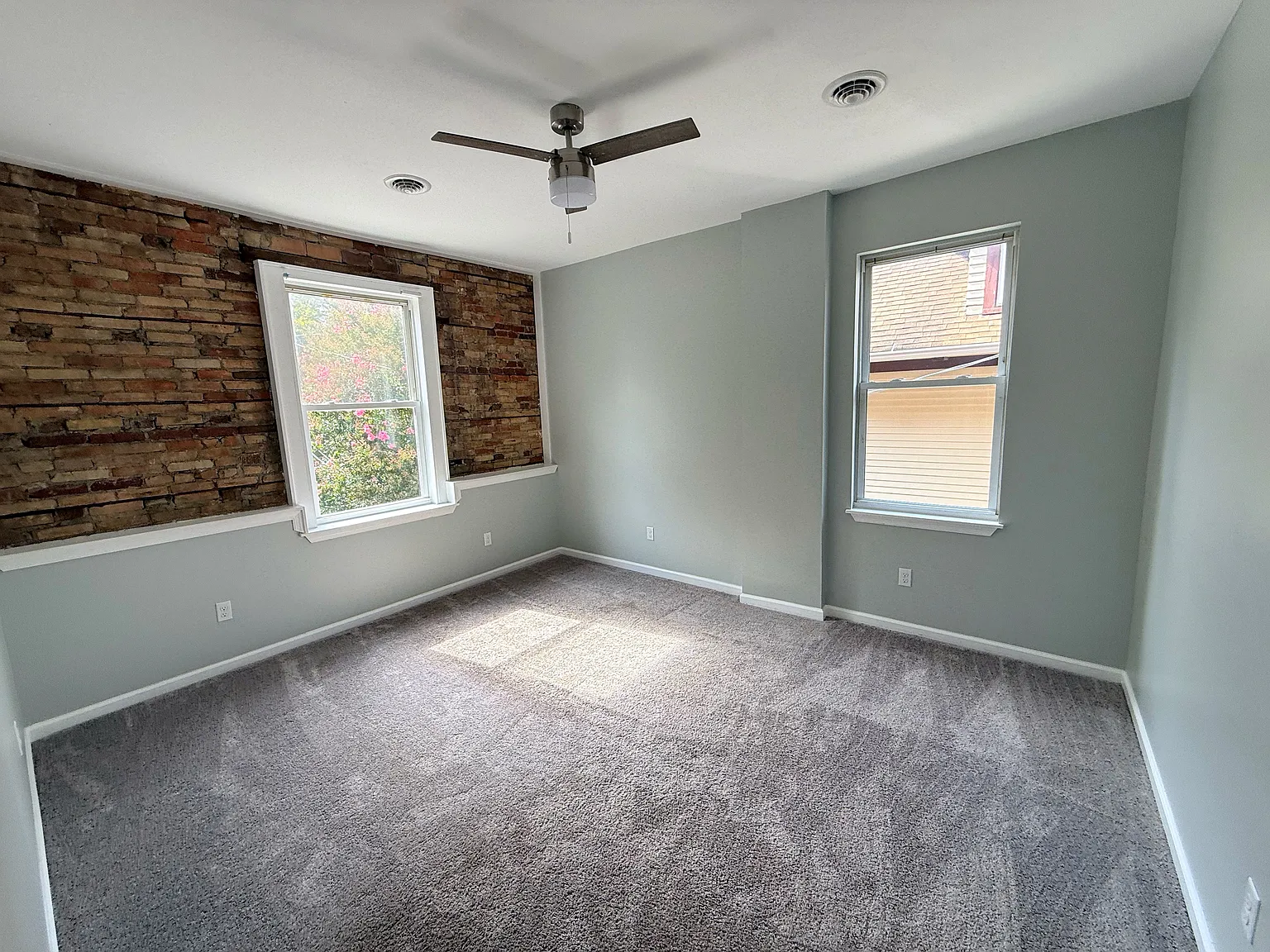 802 N Division St — Photo 2