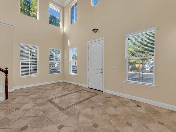 3rd image of 4015 Hunter Oaks Ln