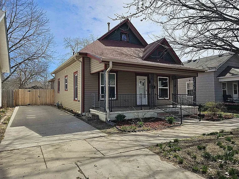 220 S Millwood Ave — Photo 2