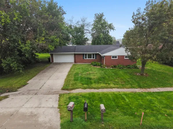 535 6th St, Waukee, IA 50263