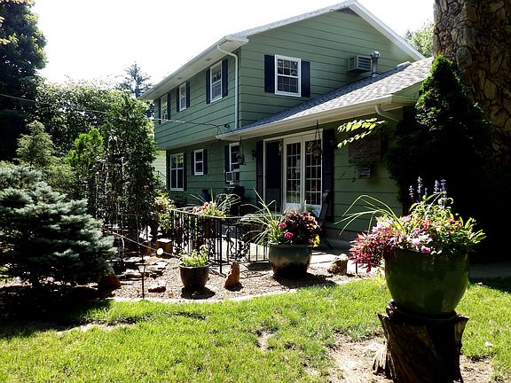 Nicely Landscaped Patio. Great for relaxing or entertaining.