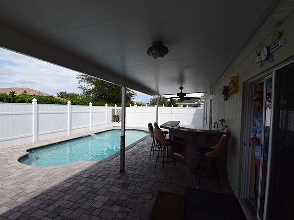 3rd image of 879 Greenleaf Cir