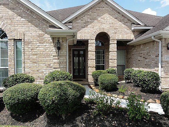 Attractive curb appeal!