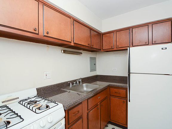 3rd image of 660 W Wrightwood Ave #402