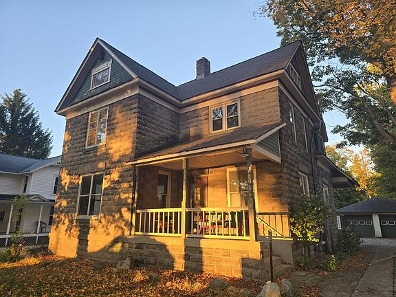 4th image of 622 Maple St
