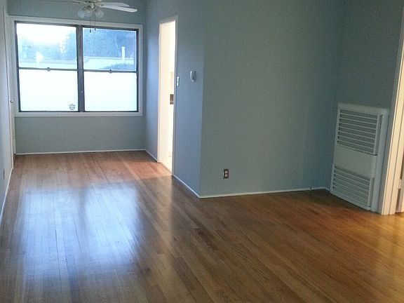 4th image of 2503 N Beachwood Dr APT 2