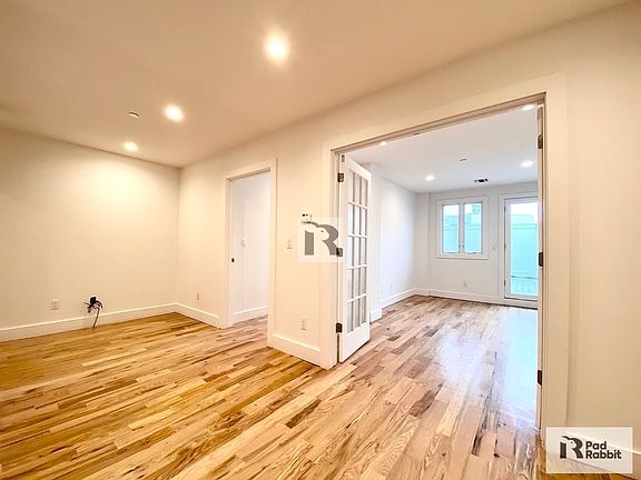 4th image of 1552 Myrtle Ave #4C