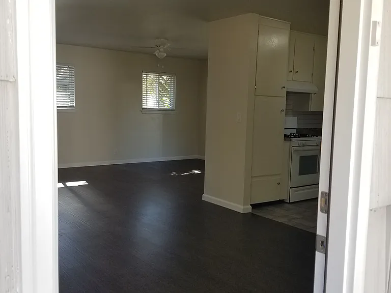 515 Warwick Dr — Photo 3