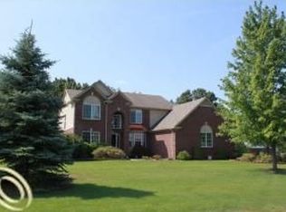 12878 Woodgrove Dr, South Lyon, MI