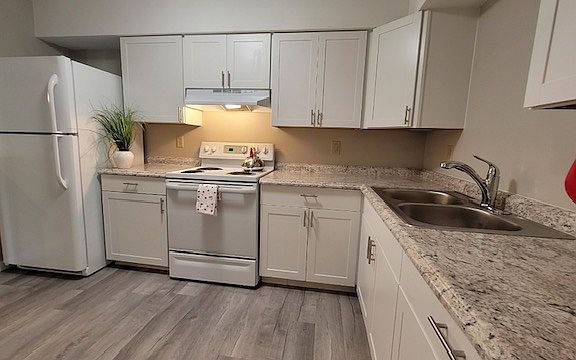 4th image of 37 Deena Way #37