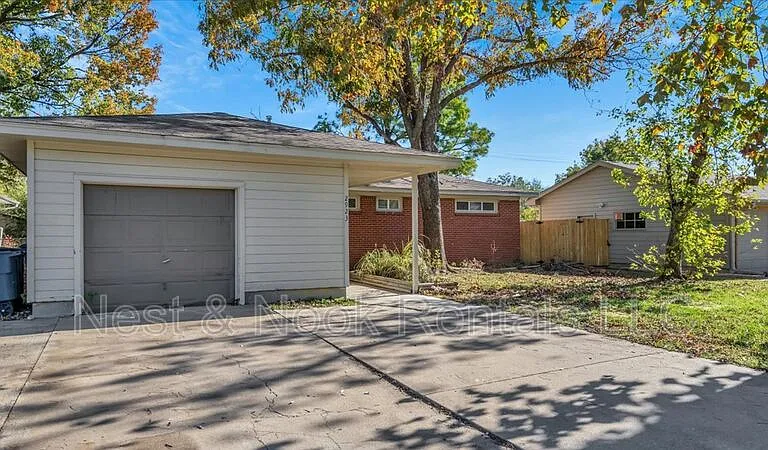 2923 S Irvington Ave — Photo 2