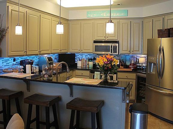 Lots of kitchen cabinets