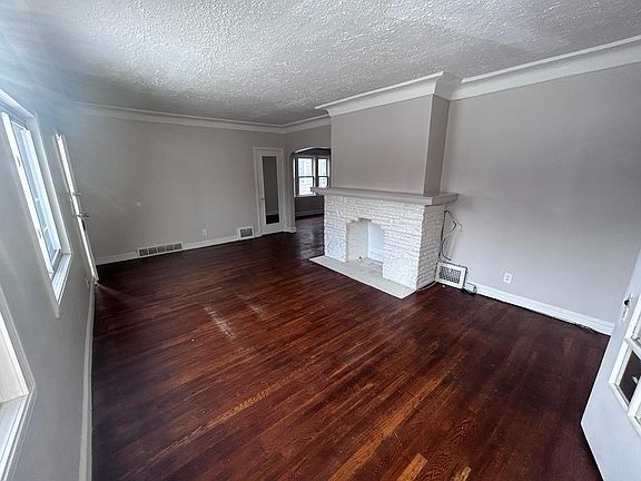 2nd image of 1478 Sherbrook Rd #L