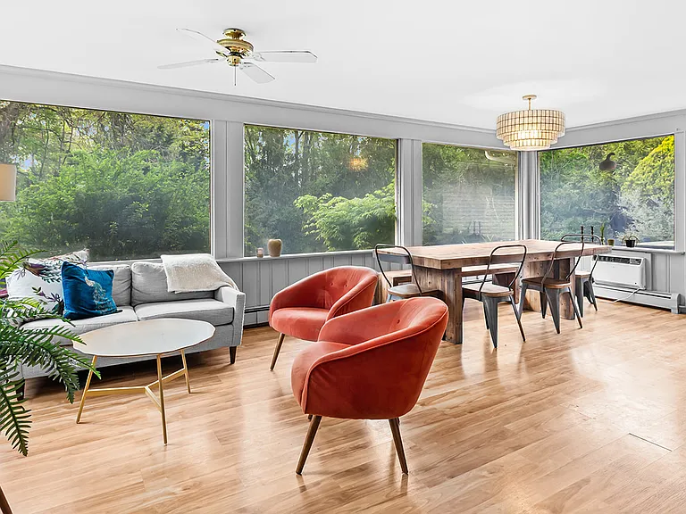 8 Halsey Ln — Photo 2