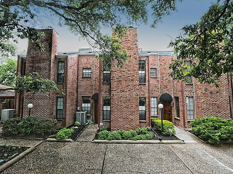 2602 W Holcombe Blvd — Photo 2