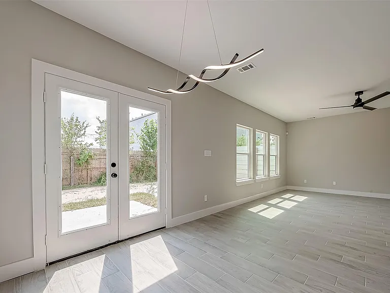 8128 Chateau St — Photo 14