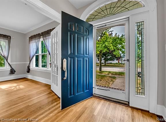 3rd image of 1226 Thomson Ave
