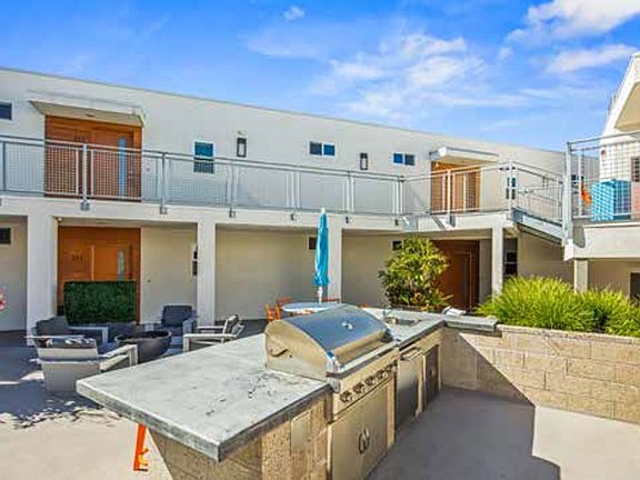 5th image of 3909 Voltaire St #209