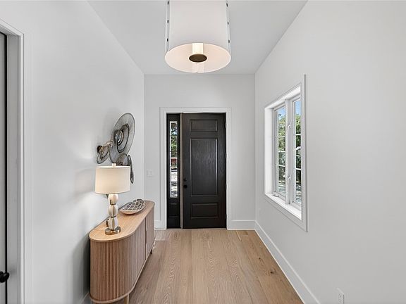 5th image of 901 Jasmine Ln