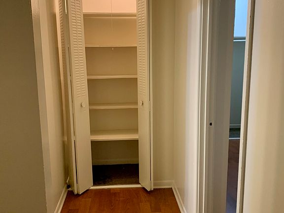 4th image of 1533 W Jarvis Ave #208