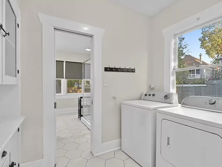 330 E Myrtle St — Photo 13