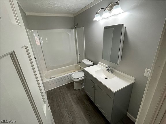 5th image of 519 E 222nd St