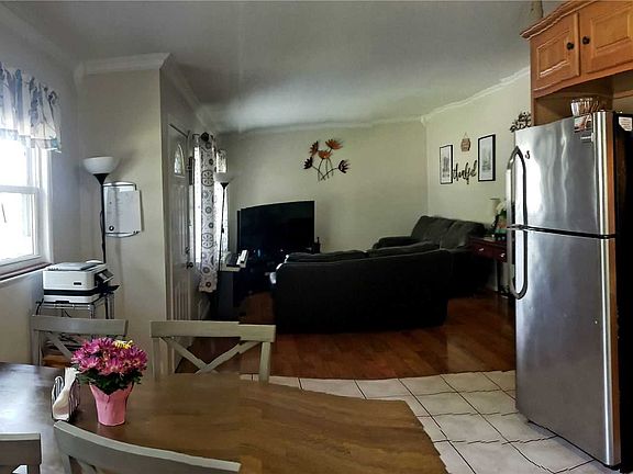 5th image of 143 Charter Oaks Ave