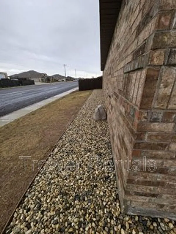 4 bed, 2.0 bath, 2060 sqft, $2,850 — Photo 4
