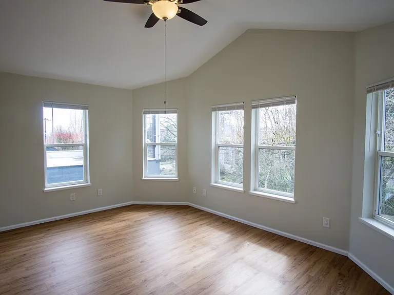 245 SW Hooker St #7 — Photo 3