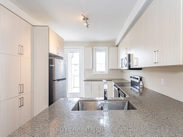 941 Manhattan Way — Photo 10