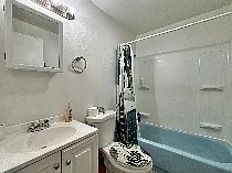 1 Bed ! Bath Unit Under A Thousand Dollars — Photo 2