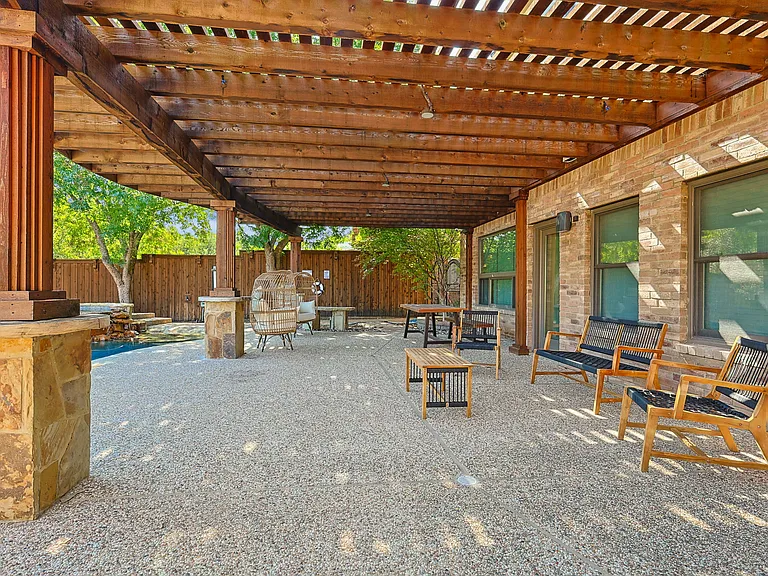 1088 Pondview Dr — Photo 12