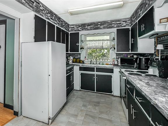 4th image of 310 Almond St