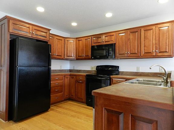 4th image of 77 Cambridge Cir