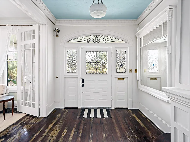 1112 Broadway St — Photo 3