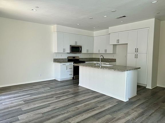 5th image of 642 S District Way