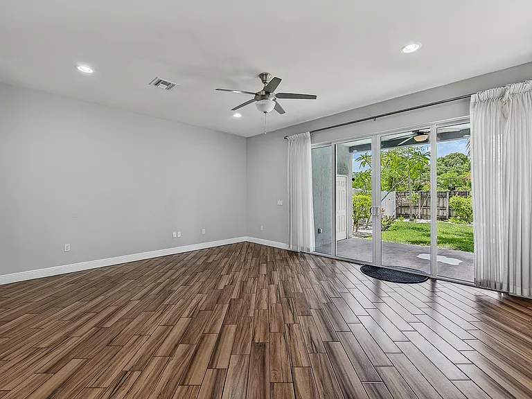 1135 NE 3rd Ave — Photo 15