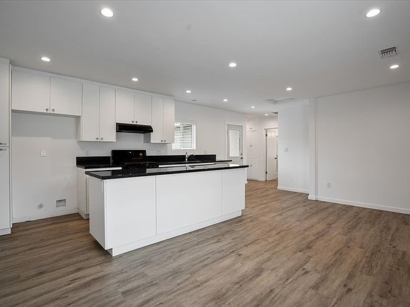 4th image of 2952 Honolulu Ave #A