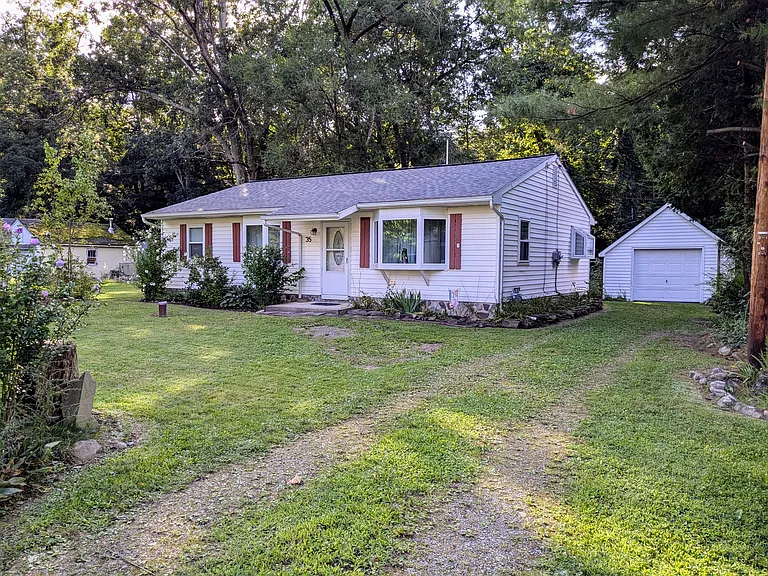35 Hazelwood Ave — Photo 2