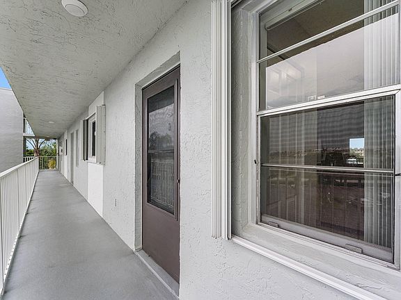 4th image of 2222 N Cypress Bend Drive #403
