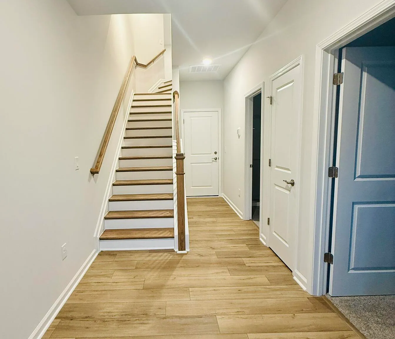 3 bed, 3.5 bath, 1900 sqft, $2,300 — Photo 2